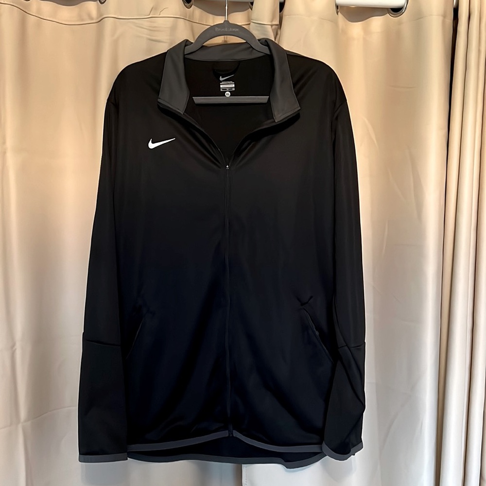 Men’s Nike lightweight jacket